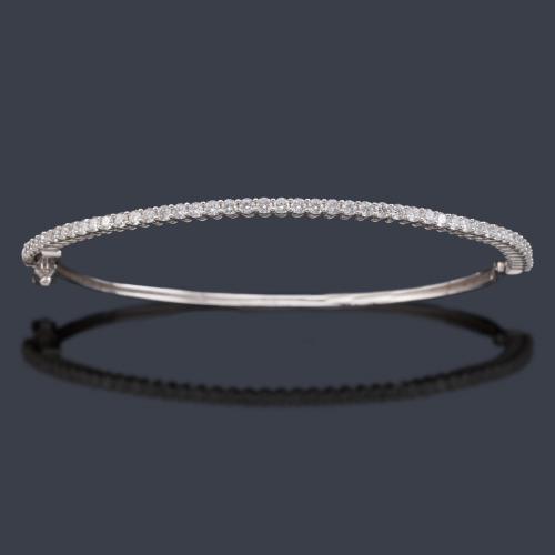 Lote 2182
Pulsera rígida con banda de brillantes de aprox. 0,98 ct en total.
