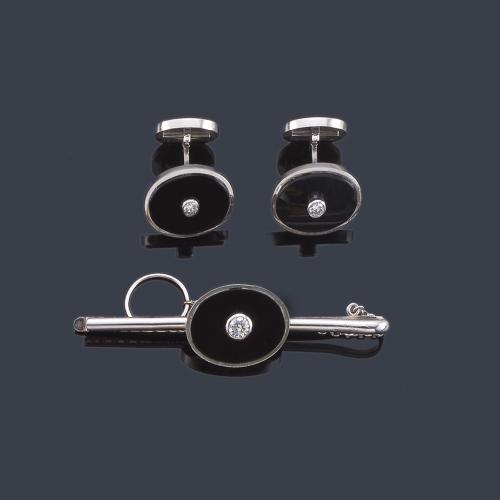  GREGORY
Gemelos y pasador con diseño ovalado con pieza de ónix y brillante central sobre montura de platino.