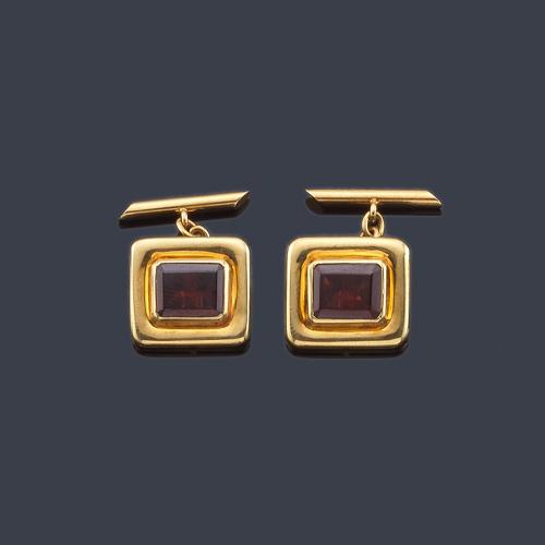  Gemelos con diseño rectangular con pareja de granates en montura de oro amarillo de 18K.