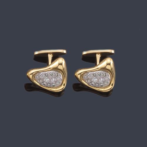  Gemelos con diseño abstracto con pavé de brillantes en montura de oro amarillo de 18K.