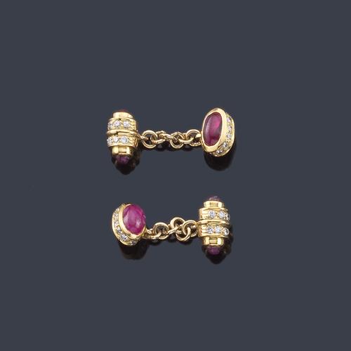  Gemelos con cuatro rubíes talla oval con brillantes en montura de oro amarillo de 18K.