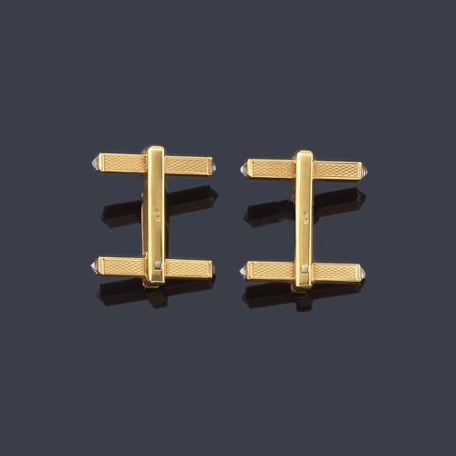  LUIS GIL
Gemelos con diseño de doble barrita con remate de diamante en montura de oro amarillo de 18K.