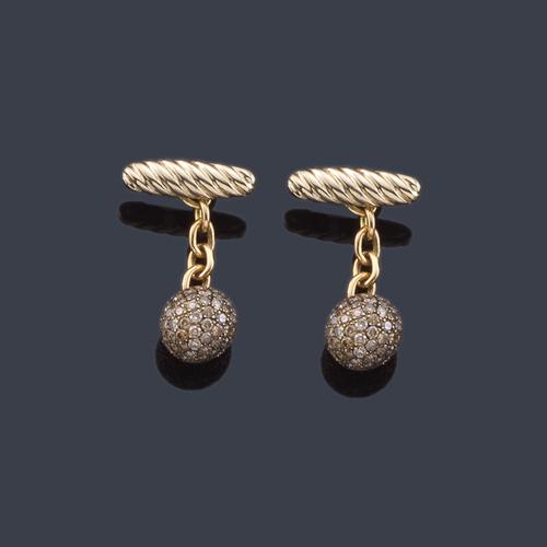  LUIS GIL
Gemelos con diseño esférico cuajado de brillantes 'brown' en montura de oro amarillo de 18K.