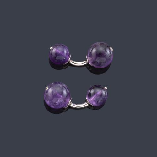Lote 2193
Gemelos con cuatro cuentas esféricas de amatista y brillantito en montura de oro blanco de 18K.