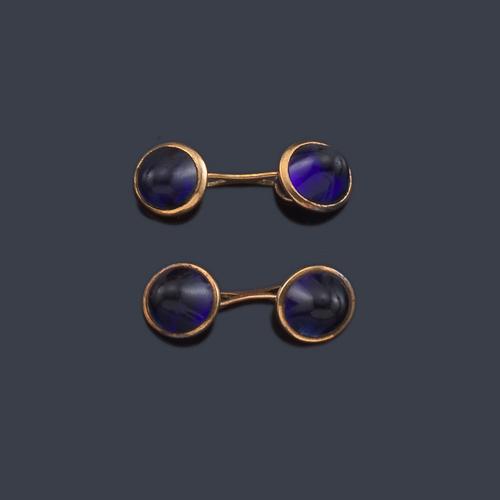  Gemelos con cuatro zafiros sintéticos en cabujón en montura de oro amarillo de 18K. Ppios. S. XX.