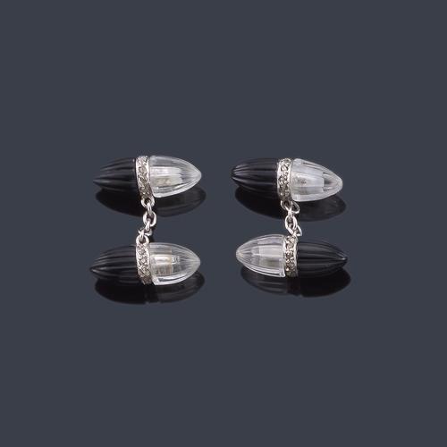  LUIS GIL
Gemelos con diseño de doble motivo gallonado en cristal de roca y ónix, con banda de brillantes.