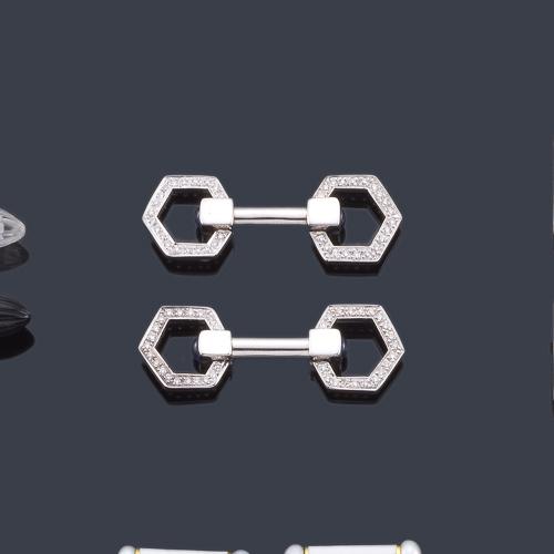  LUIS GIL
Gemelos con diseño en forma de estribo con brillantes y zafiros en cabujón.