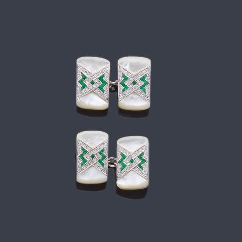  LUIS GIL
Gemelos con placas rectangulares de nácar y detalles con esmeraldas y brillantes.