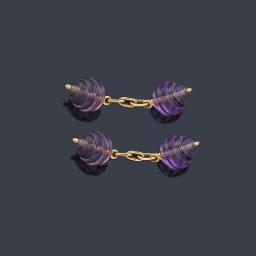  LUIS GIL
Gemelos con cuatro piezas de amatistas talladas en forma de peonza unido por cadeneta en oro amarillo de 18K.