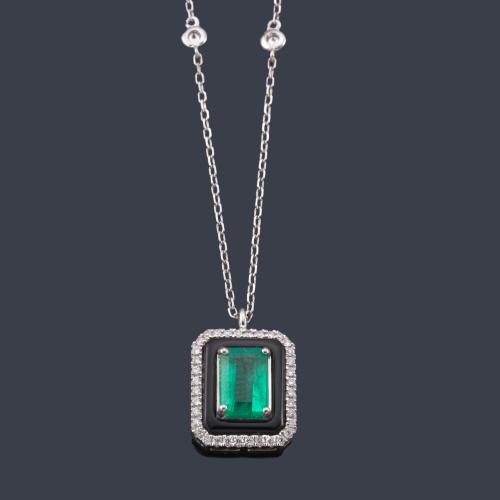 Colgante con esmeralda de aprox. 0,80 ct y orla de brillantes de aprox. 0,13 ct en total y ónix.