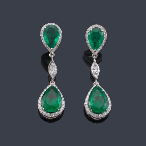 Lote 2213
Pendientes largos con cuatro esmeraldas talla perilla de aprox. 10,32 ct con diamantes talla brillante y marquís de aprox. 2,00 ct en total.