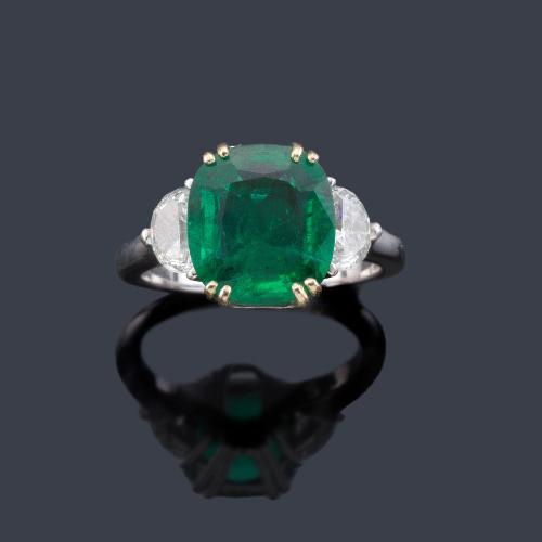 Lote 2215
Anillo con esmeralda central de aprox. 3,15 ct con dos diamantes talla media luna de aprox. 0,85 ct en total.