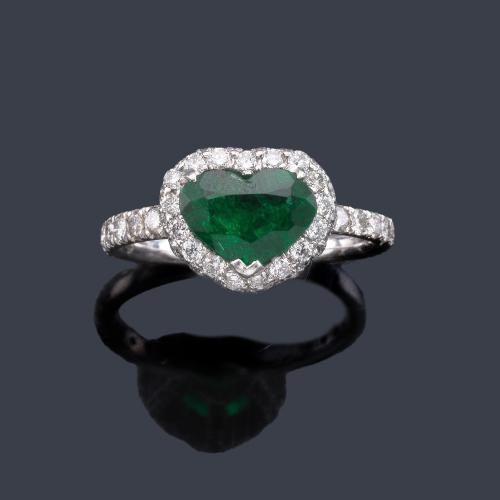 Lote 2216
Anillo con esmeralda talla corazón de aprox. 1,56 ct con orla y brazos con brillantes de aprox. 0,98 ct en total.