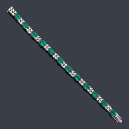 Lote 2217
Pulsera articulada con banda de esmeraldas talla oval de aprox. 21,30 ct intercalado con brillantes de aprox. 4,10 ct en total.