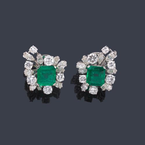 Lote 2219
MONTEJO
Pendientes cortos con pareja de esmeraldas de aprox. 4,45 ct y orla de diamantes talla marquís y brillantes de aprox. 2,10 ct en total.