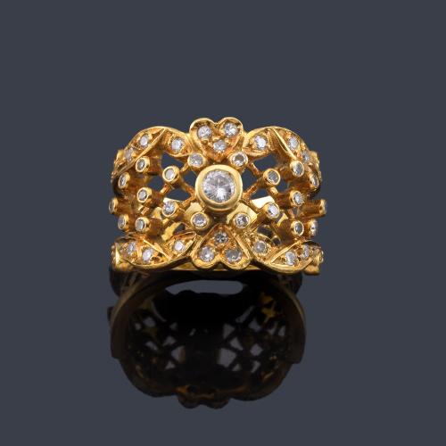  Anillo con diseño de corazones y vegetal con brillante central engastado en chatón.