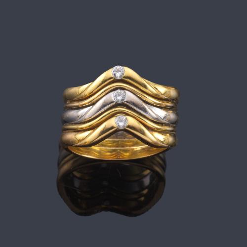  Anillo con tres bandas en oro blanco y amarillo de 18K con tres brillantes.