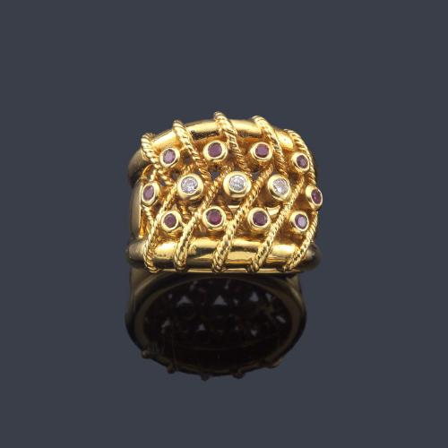  Anillo con diseño de hilos cruzados con bandas de rubíes y brillantes en montura de oro amarillo de 18K.