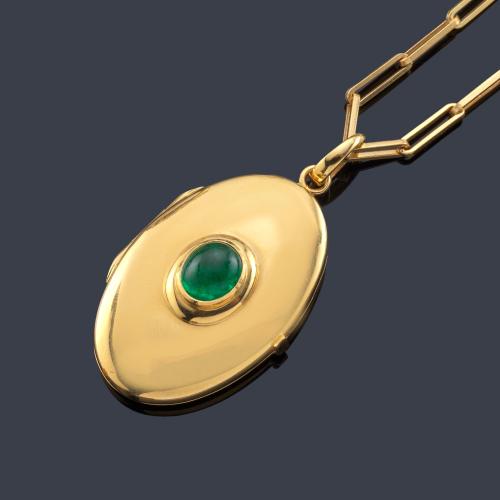  Colgante portafotos ovalado con esmeralda talla cabujón en montura y cadena de oro amarillo de 18K.