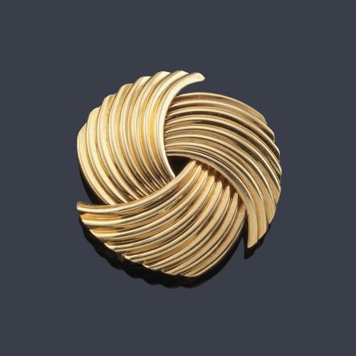 Lote 2227
R.YARD
Broche con diseño rallado en montura de oro amarillo de 14K.