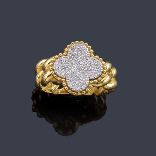 Lote 2228
Anillo con diseño de trébol con cuajado de brillantes de aprox. 0,65 ct en total.