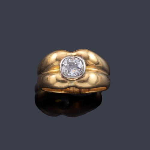  Solitario con diamante talla cojín antigua de aprox. 0,70 ct en montura de oro amarillo de 18K.
