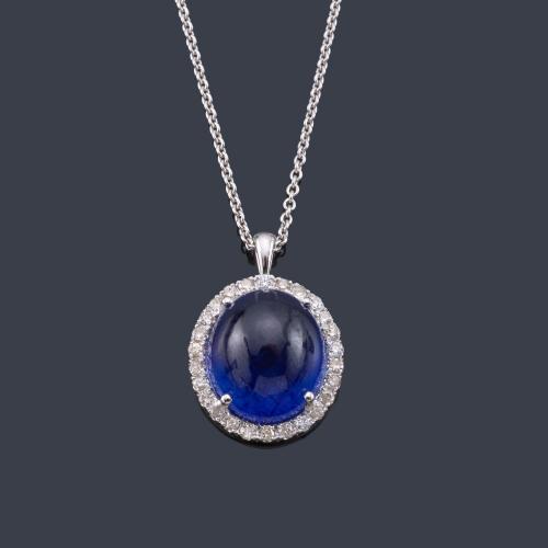  Colgante con zafiro talla cabujón de aprox. 14,50 ct con orla de brillantes de aprox. 0,30 ct en total.