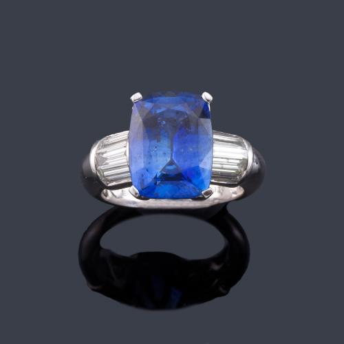Lote 2232
Anillo con zafiro talla rectangular de aprox. 6,36 ct con diamantes talla baguette en ambos lados de aprox. 1,00 ct en total.Certificado Carat Gem Lab.
