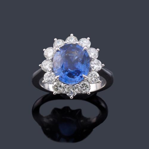 Lote 2233
Anillo con zafiro central de aprox. 4,07 ct y orla de brillantes de aprox. 1,62 ct en total. Certificado Bellerophon Gemlab.