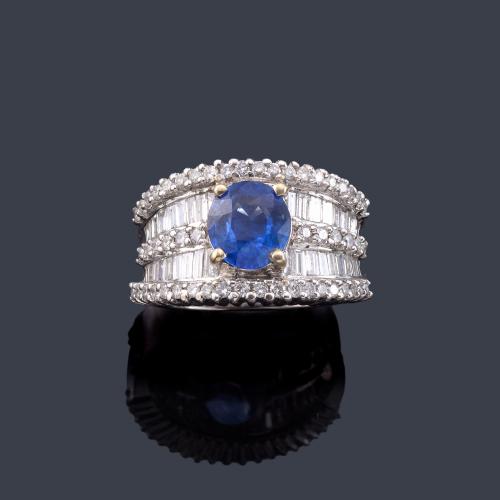  Anillo con zafiro talla oval de aprox. 1,91 ct con bandas de diamantes talla baguette y brillante de aprox. 1,80 ct en total.
