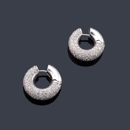  Pendientes criolla con pavé de brillantes en montura de oro blanco de 18K.