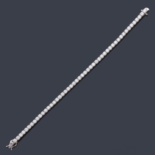 Lote 2236
Pulsera rivière con banda de brillantes de aprox. 6,97 ct en total en montura de oro blanco de 18K.