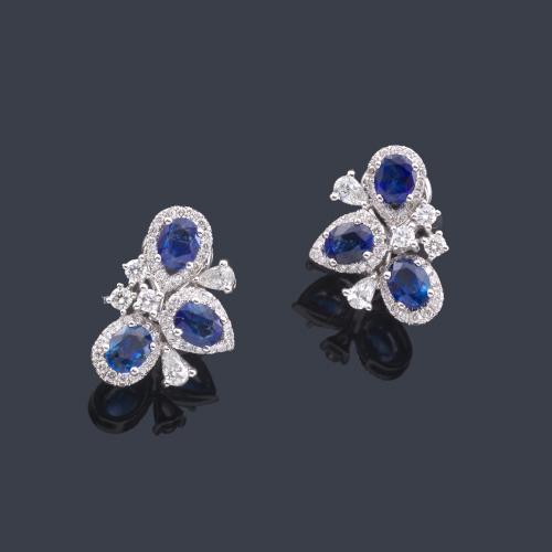 Lote 2237
Pendientes cortos con zafiros talla perilla de aprox. 2,71 ct con orla de diamantes talla pera y brillantes de aprox. 1,10 ct en total.