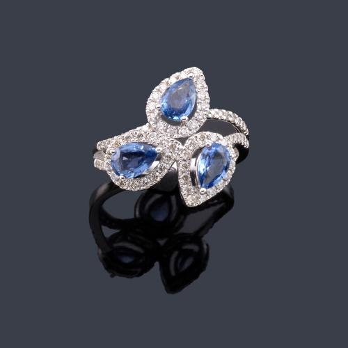 Lote 2238
Anillo con tres motivos centrales con zafiros talla perilla de aprox. 1,42 ct y orla de brillantes de aprox. 0,53 ct en total.