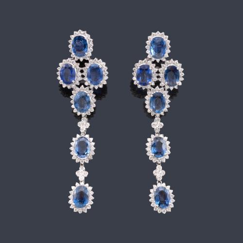 Lote 2239
Pendientes largos con zafiros talla oval de aprox. 6,07 ct en total y orla de brillantes de aprox. 2,50 ct en total.
