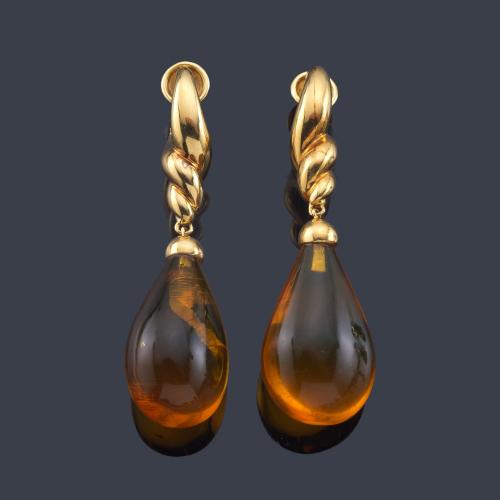  POMELLATO
Pendientes largos con motivo en forma de gota de ámbar con motivo superior en oro amarillo de 18K.