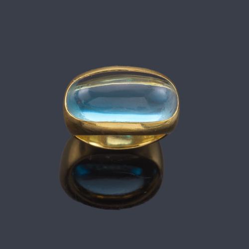 Lote 2242
Anillo con pieza de topacio azul en montura de oro amarillo de 18K.