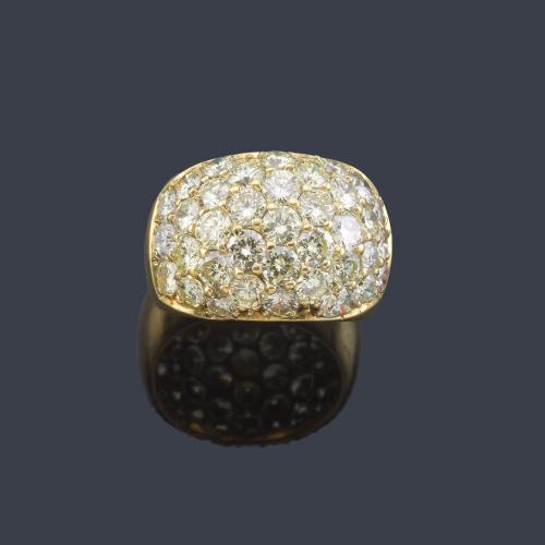  Anillo con bombé en pavé de brillantes de aprox. 2,60 ct en total en montura de oro blanco de 18K.