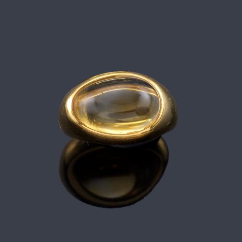  Anillo con citrino pulido en montura de oro amarillo de 18K.