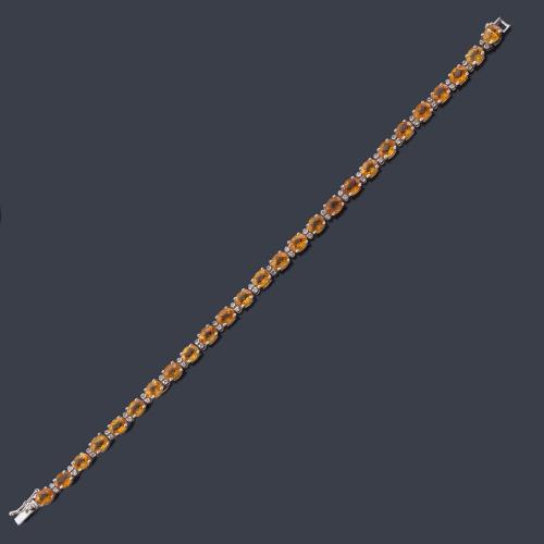  Pulsera rivière con cuarzos citrinos intercalados con brillantes en oro blanco de 18K.