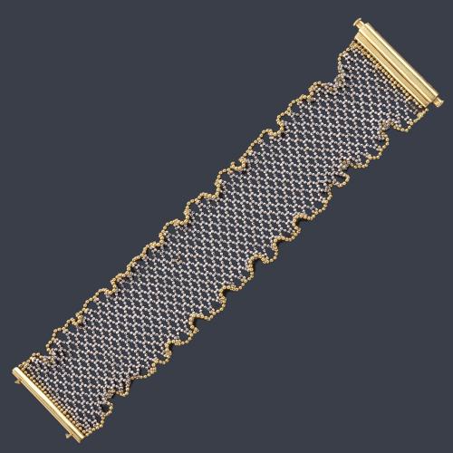  Pulsera de malla realizada en oro blanco de 18K con los extremos en oro amarillo.