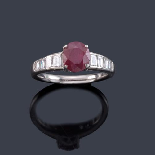 Lote 2250
Anillo con rubí talla oval de aprox. 1,92 ct y diamantes talla baguette en disminución de aprox. 0,94 ct en total.