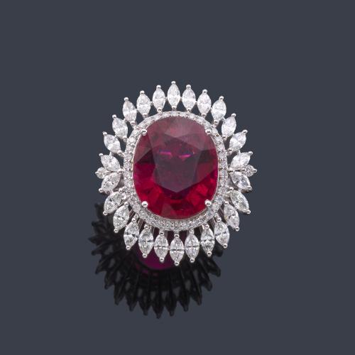  Anillo con rubelita talla oval de aprox. 9,21 ct con orla de diamantes talla brillante y marquís de aprox. 2,05 ct en total.