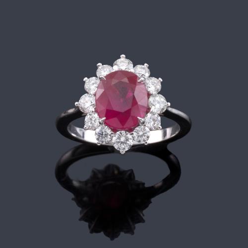 Lote 2253
Anillo con rubí talla oval de aprox. 3,09 ct y orla de brillantes de aprox. 0,89 ct en total. Certificado C. Dunaigre Switzerland.