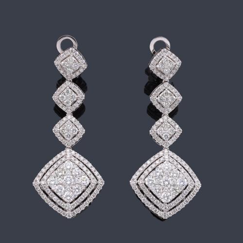  Pendientes largos con cuatro motivos romboidal cuajado de brillantes de aprox. 3,37 ct en total.