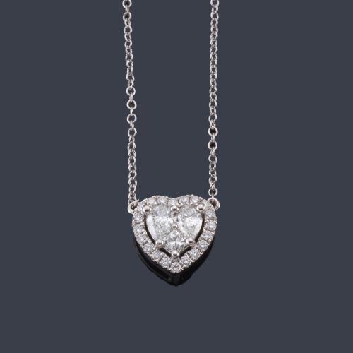 Lote 2257
Colgante con diseño de corazón con cuajado de brillantes de aprox. 0,51 ct en total.