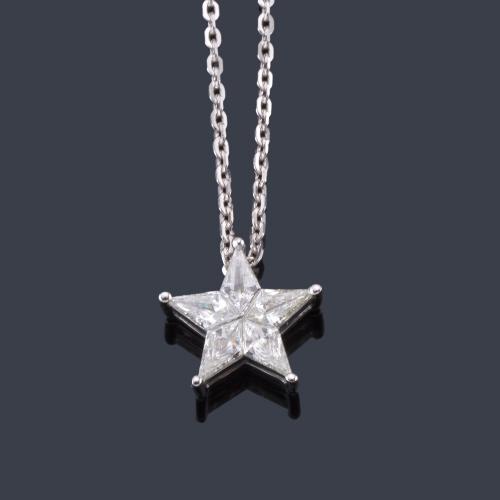 Lote 2258
Colgante en forma de estrella con diamantes talla fantasía de aprox. 0,66 ct en total.