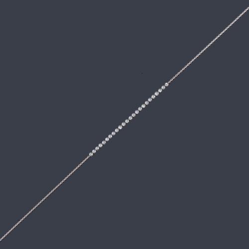  Collar con banda de brillantes central de aprox. 1,00 ct en total.