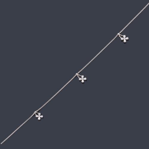 Lote 2262
Collar con tres motivos en forma de trébol con diamantes talla perilla de aprox. 0,80 ct en total.