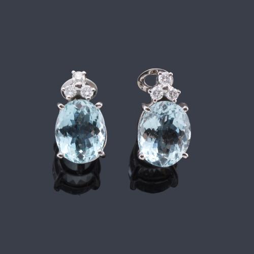  Pendientes cortos con pareja de aguamarinas talla oval de aprox. 6,80 ct en total con brillantes.